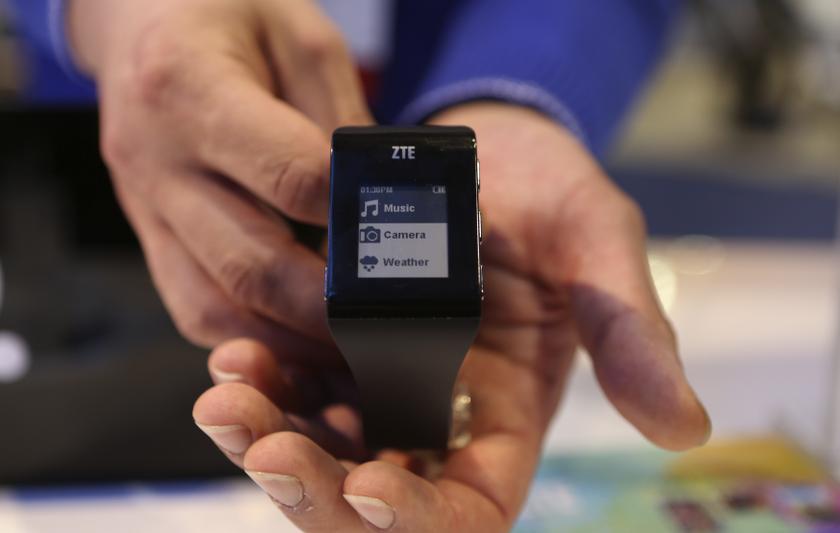 The ZTE Blue Watch wearable computer and camera device is shown at the annual Consumer Electronics Show (CES) in Las Vegas, Nevada January 8, 2014. u00e2u20acu201d Reuters pic