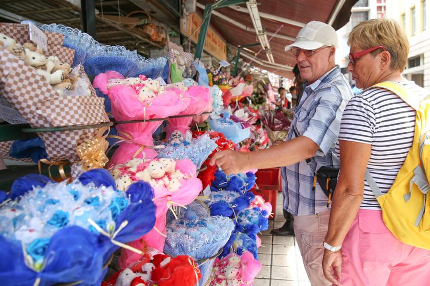 Tourists looking at the selection of Valentine's Day bouquets at a Petaling Street florist on February 14, 2014. u00e2u20acu201d Picture by Saw Siow Feng