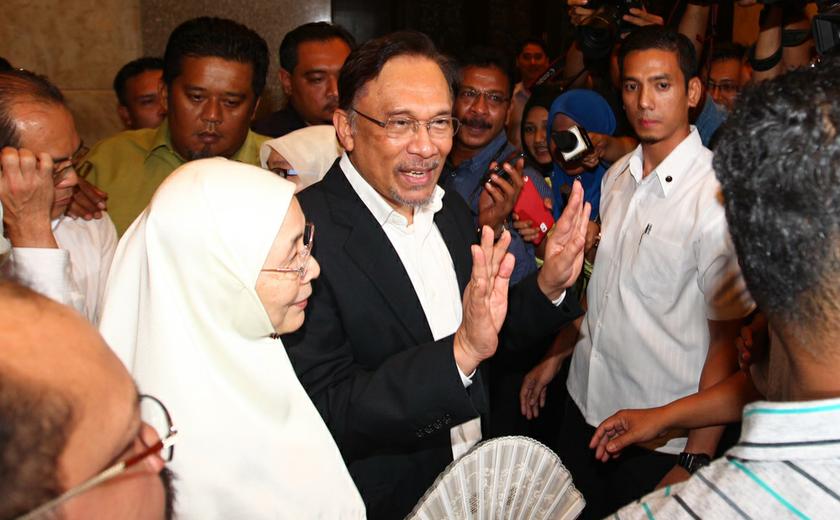 Datuk Seri Anwar Ibrahim and his wife Datuk Seri Dr Wan Azizah Wan Ismail at the Court of Appeal on the second day of trial, on Marcy 7, 2014. — Picture by Saw Siow Feng
