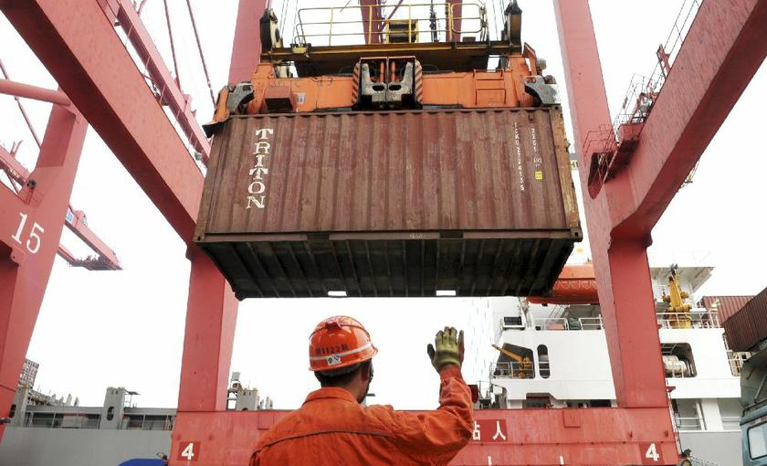 Shipping containers being unloaded from a cargo ship in Lianyungang, Jiangsu province, March 8, 2014 Reuters