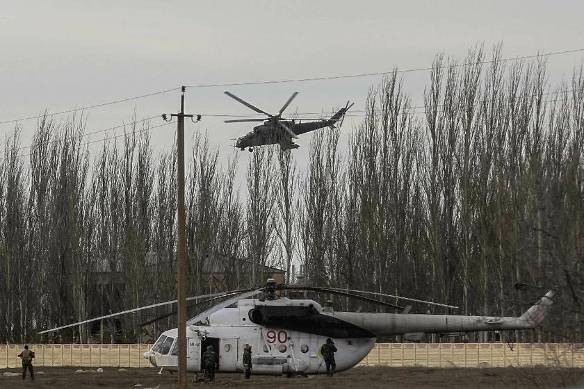 A Russian army MI-35 military helicopter patrols the area as Ukrainian MI-24 military helicopter is seen near a checkpoint near the village of Strelkovo in Kherson region next to Crimea, March 16, 2014. — Reuters pic