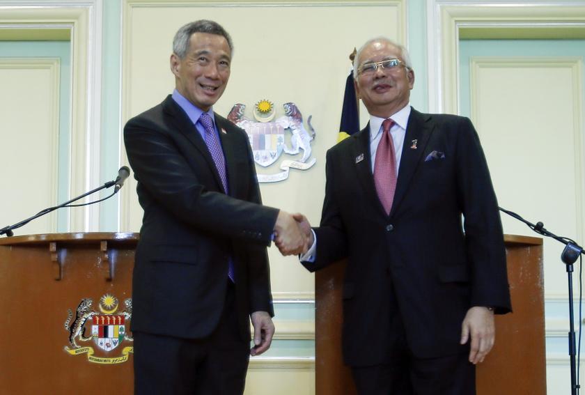 Singapore's Prime Minister Lee Hsien Loong (left) and his Malaysian counterpart Datuk Seri Najib Razak shake hands after a news conference at the prime minister's office in Putrajaya outside Kuala Lumpur April 7, 2014. u00e2u20acu201d Reuters pic