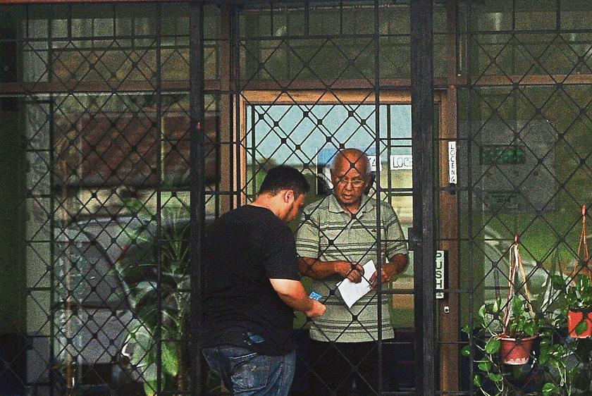 One of the reporters paying for his MC at Klinik Rakyat. u00e2u20acu201d Picture by The Malay Mail