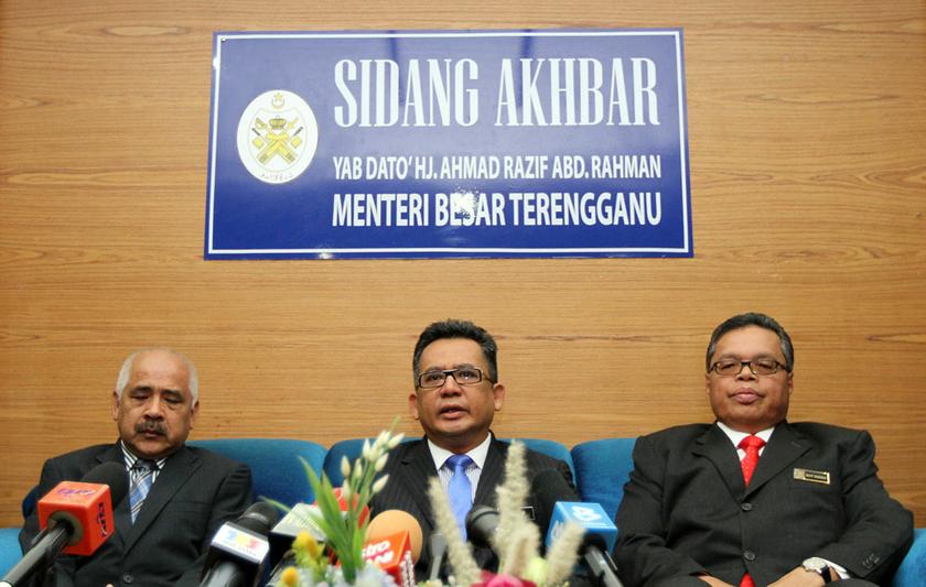 Newly-minted Terengganu mentri besar Datuk Ahmad Razif Abdul Rahman (centre) holds a press conference at the Terengganu state secretariat, Kuala Terengganu, May 14, 2014. u00e2u20acu2022 Picture by Yusof Mat Isa