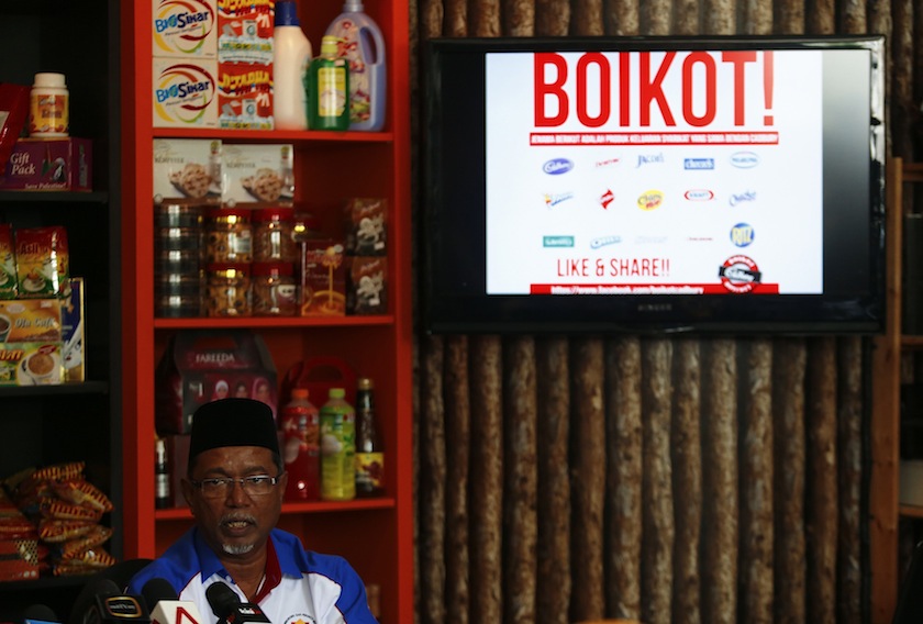 Bazeer Ahmed, a member of Malaysian Muslim Wholesalers and Retailers Association (MAWAR) during a news conference on stopping the supply of Cadbury chocolate products to retail shops, in Kuala Lumpur May 29, 2014.u00c2u00a0u00e2u20acu201du00c2u00a0Reuters pic