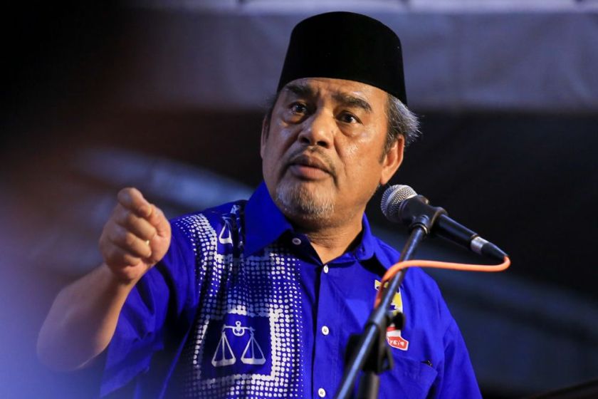 Umnou00e2u20acu2122s Pasir Salak MP Datuk Tajuddin Abdul Rahman speaks at the Barisan Nasional (BN) ceramah in Teluk Intan. u00e2u20acu2022 Picture by Saw Siow Feng
