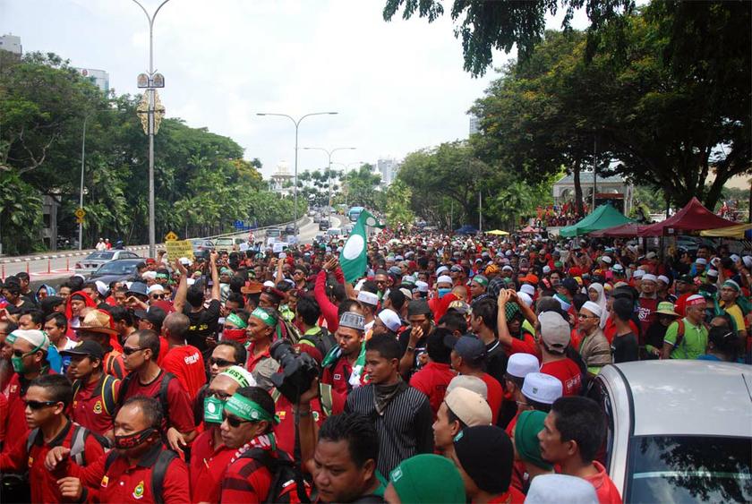 Anti-GST protesters gathering at the National Mosque before converging at Dataran Merdeka in Kuala Lumpur, May 1, 2014. u00e2u20acu201d Picture by Yusof Mat Isa