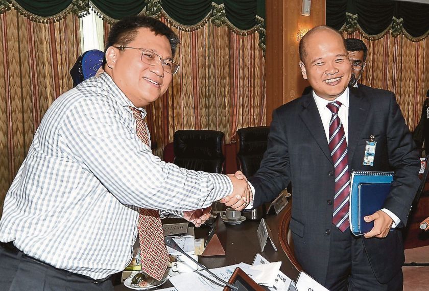 PAC chairman Datuk Nur Jazlan Mohamed (left) shakes hand with EPF CEO Datuk Shahril Ridza Ridzuan at the Parliament yesterday. u00e2u20acu201d Bernama pic