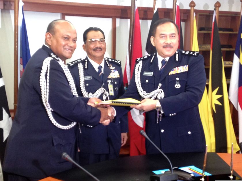State Police Commissioner Datuk Jalalluddin Abdul Rahman (centre) witnessing the handing over of duties from acting Sabah Officer in charge of criminal investigation senior assistant commissioner Shariff Abdul Wahid (right) to SAC Salehhudin Abdul Rahman.
