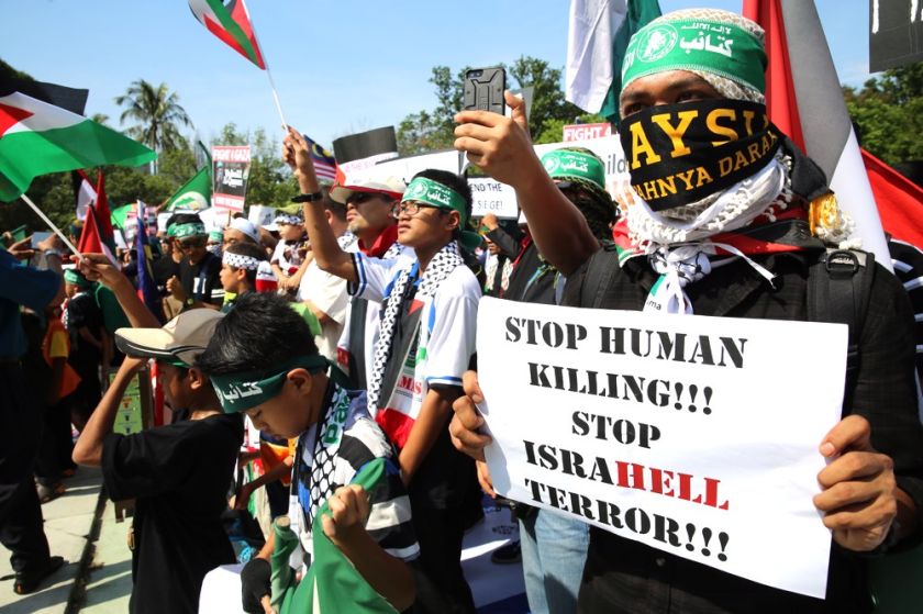 Pro-Gaza supporters holding up play cards during an anti-Israel mass rally organised by Muslim NGOs at Astaka Tasik Titiwangsa, August 10, 2014. u00e2u20acu2022 Picture by Choo Choy May