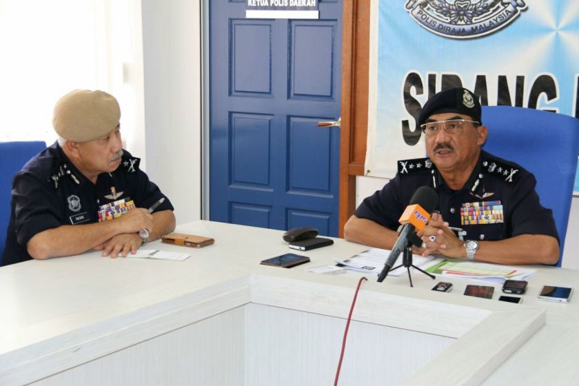 Sabah police commissioner Datuk Jalaluddin Abdul Rahman (right) giving the Press Conference at the Lahad Datu district police station. Looking on is Esscom commander Datuk Abdul Rashid Harun. u00e2u20acu2022 Picture by Julia Chan