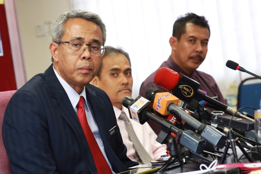 Education D-G Datuk Dr Khair Mohamad Yusof (left) hold a press conference during a visit to SK TTDI 1 to check out their preparation for the UPSR test resits. u00e2u20acu201d Picture by Saw Siow Feng