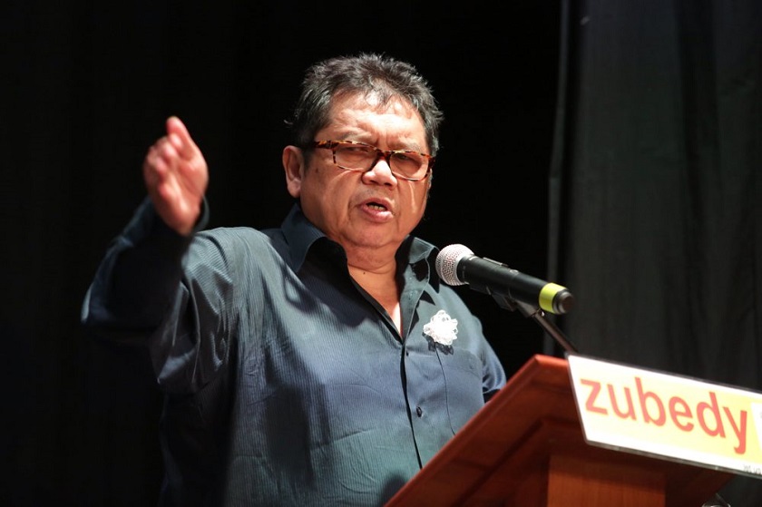 Datuk Lat gives a speech during the closing ceremony of Zubedy (M) Sdn Bhdu00e2u20acu2122s #SaySomethingNice campaign at the PJ Live Arts Centre, September 16, 2014. u00e2u20acu201d Picture by Choo Choy May