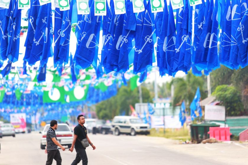 Barisan Nasional flags are seen in Pengkalan Kubor, September 23, 2014. u00e2u20acu2022 Picture by Saw Siow Feng