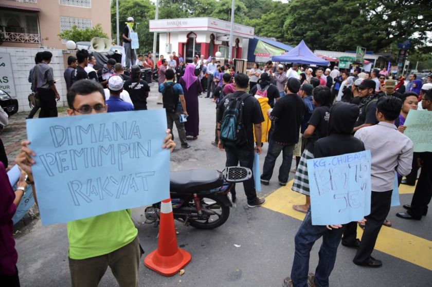 The group protesting the demolition of Kg Chubadak Tambahan hold up signs at the entrance to Arus Embun Sdn Bhd in Sentul, October 31, 2014. u00e2u20acu201d Picture by Choo Choy May