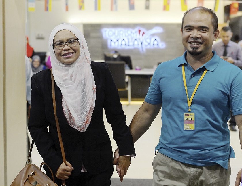 Shalwati Norshal was greeted on arrival by her husband Azizul Raheem Awalludin, 38, and close family members at the KLIA Tourism Office, October 1, 2014. u00e2u20acu201d Bernama pic