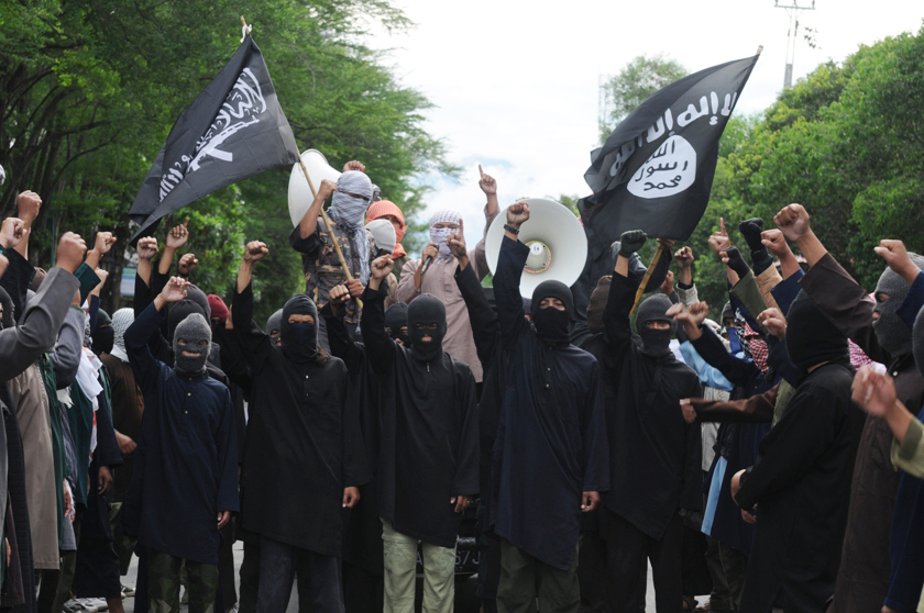 File photo shows masked Indonesian Islamic militants waving the flag of Islamic State at a rally in central Java. u00e2u20acu201d AFP picn