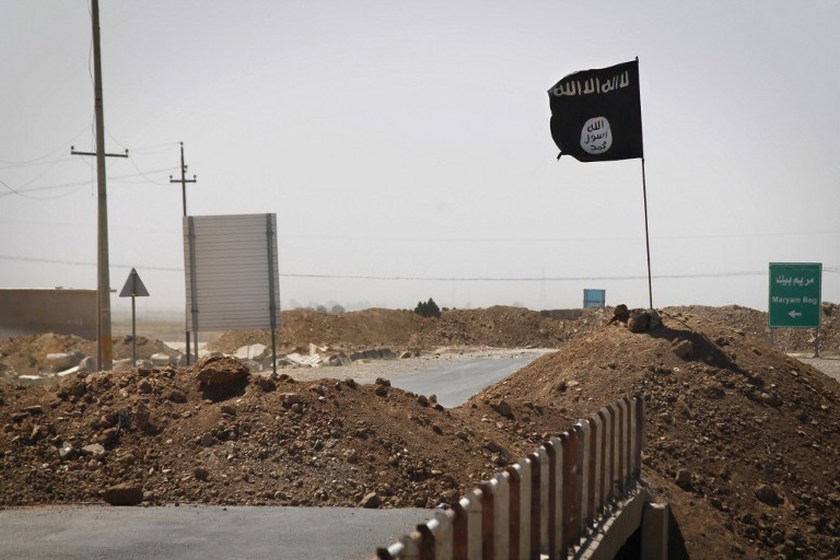 Islamic State (IS) group on the other side of a bridge at the frontline of fighting in Rashad, Iraq September 11, 2014. u00e2u20acu201d Reuters pic