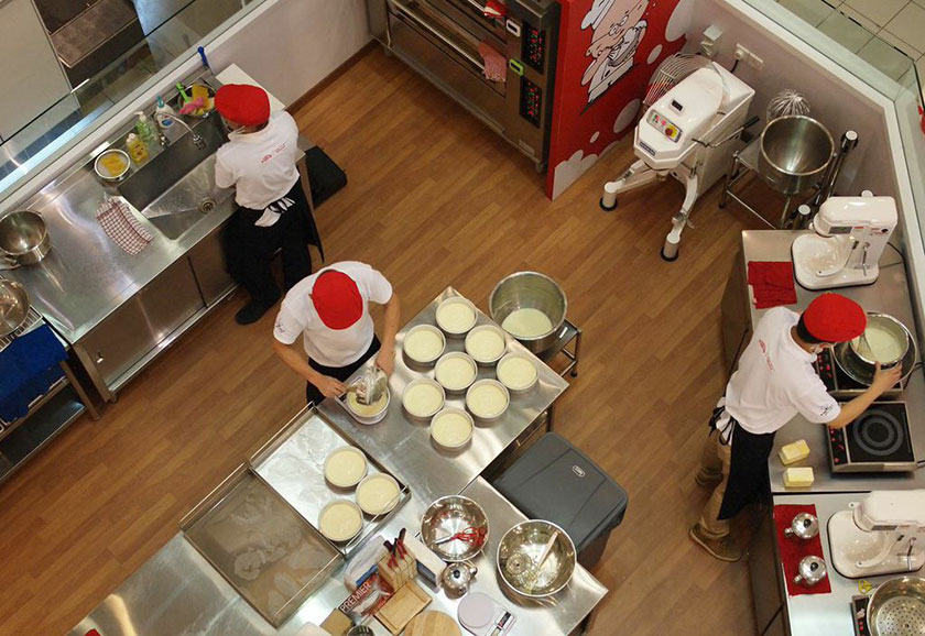  Uncle Tetsu Cheesecake has an open kitchen for you to see how they prepare the cheesecakes