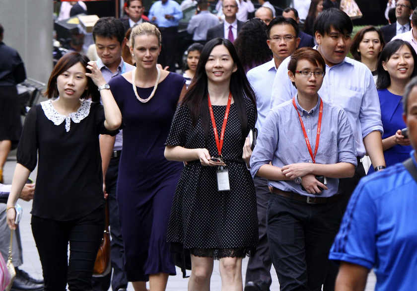 Singapore office workers out to lunch at Raffles Place. u00e2u20acu201d TODAY pic