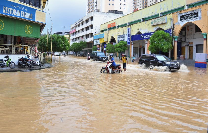 Over a hundred more patients are still trapped and waiting to be evacuated from the Kelantan district hospital, one of the worst hit by the floods. ― Bernama pic