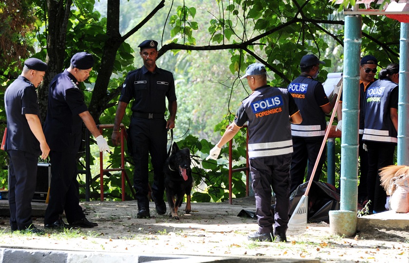  nPolice personnel investigate the crime scene where a foreigner, believed to be a victim of robbery, was found hacked to death in front of a temple in Relau in Pulau Penang, December 8, 2014. u00e2u20acu201d Bernama picn