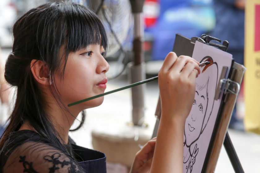 Artist Vivian Lee hard at work last week at Central Market where there was a long line of people waiting to get their portraits done... with coffee. u00e2u20acu201d Picture by Choo Choy May 