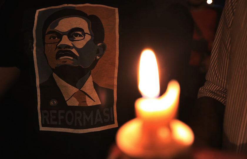 Datuk Seri Anwar Ibrahim’s supporters hold a candlelight vigil outside the Sungai Buloh Prison in Kuala Lumpur February 11, 2015. — Picture by Saw Siow Feng