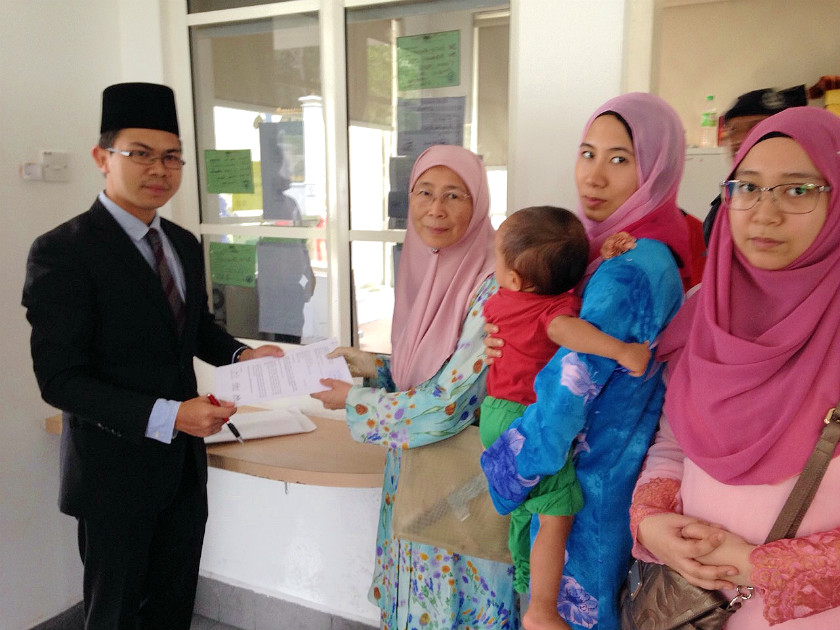 Datuk Seri Dr Wan Azizah Wan Ismail, accompanied by daughters Nurul Nuha Anwar and Nurul Iman Anwar, submits an appeal for a royal pardon for her husband Datuk Seri Anwar Ibrahim, to a palace official at Istana Negara, February 24, 2015. u00e2u20acu201d Picture by Nu
