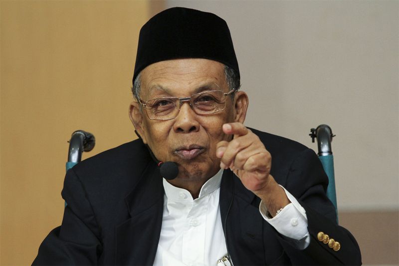 Former Chief Justice of Malaysia, Tun Abdul Hamid Mohamad delivers his speech during the implementation of Hudud in Malaysia seminar at Masjid Tuanku Mizan Zainal Abidin in Putrajaya, April 1, 2015. u00e2u20acu201d Picture by Yusof Mat Isa