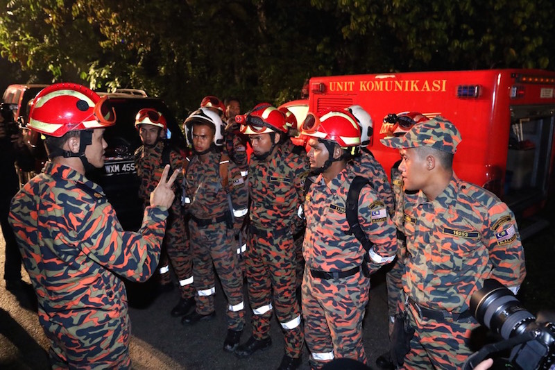 Fire and Rescue Department personnel are briefed at Kampung Pasir Baru in Semenyih April 4, 2015 following the helicopter crash. u00e2u20acu201d Picture by Choo Choy May