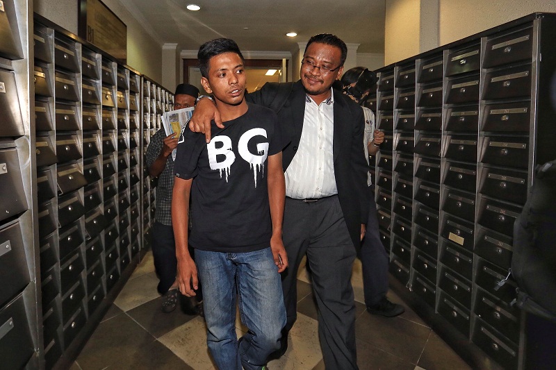 Lawyer Mohd Khairul Azam Abdul Aziz (right) walks with the alleged thief at Low Yat Plaza last weekend, Shahrul Anuar Abdul Aziz, in Kuala Lumpur on July 14, 2015. u00e2u20acu2022 Picture by Saw Siow Feng