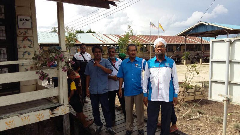 PKR volunteers posing outside a village settlement in Sarawak. u00e2u20acu201d Picture courtesy of Nurul Izzah Anwar