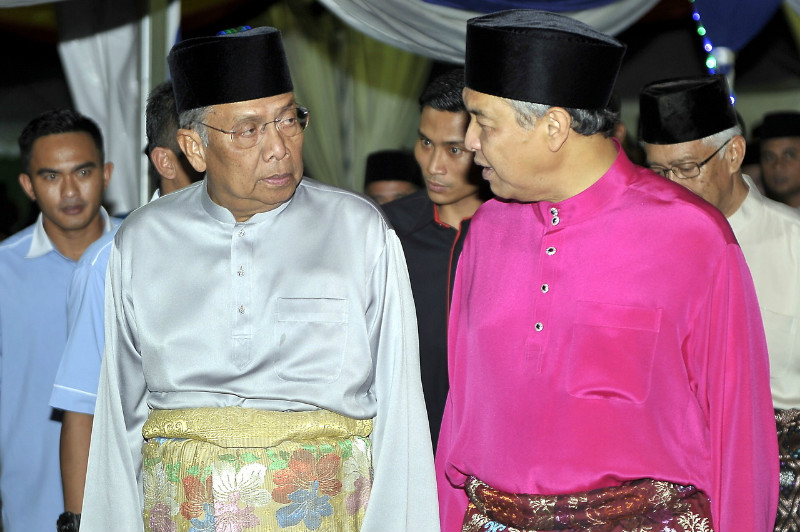 Home minister Datuk Seri Ahmad Zahid Hamidi (right) and Sarawak Chief Minister Tan Sri Adenan Satem Majlis attend a u00e2u20acu02dcBuka Puasau00e2u20acu2122 event with members of the police contingent in Kuching, July 1, 2015. u00e2u20acu201d Bernama pic