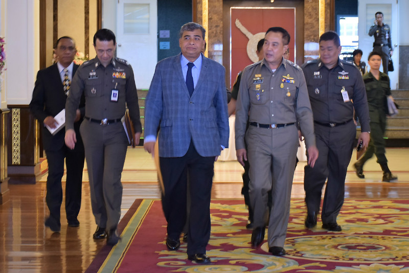 Inspector General of Police  Tan Sri Khalid Abu Bakar (centre) visiting his Thai counterpart Pol Gen Somyot Pumpanmuang (right) in Bangkok, July 23, 2015. u00e2u20acu201d Bernama pic