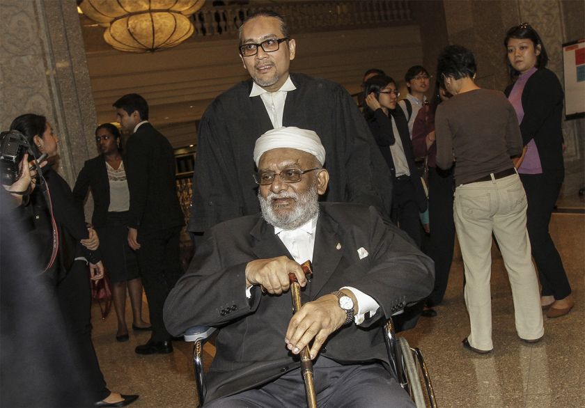 Datuk Sulaiman Abdullah, who is acting for the council in seeking to bar non-Muslim lawyer Victoria Jayaseele Martin from practising Shariah law in the federal territories, is pictured outside the Federal Court, August 13, 2015. u00e2u20acu201d Picture by Yusof Mat I