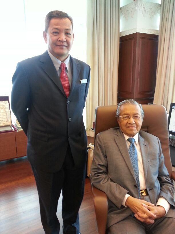 Picture shows  Datuk Abdul HamidBador (left) with Tun Dr Mahathir Mohamad. u00e2u20acu201d Picture courtesy of Datuk Abdul Hamid Bador.