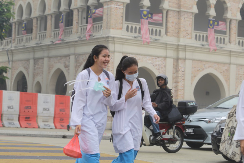 A student is seen wearing a mask on a hazy day at Dataran Merdeka, Kuala Lumpur, September 14, 2015. u00e2u20acu201d Picture by Choo Choy May