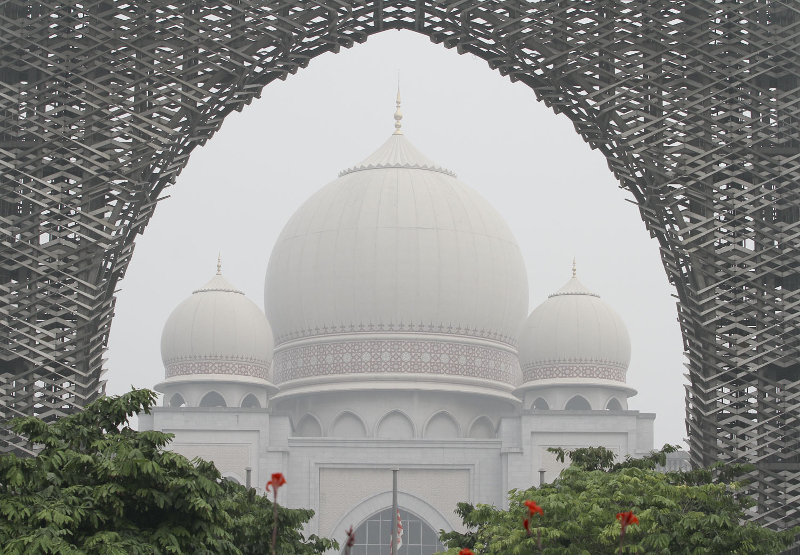 The Palace of Justice is shrouded in haze in Putrajaya on September 29, 2015. u00e2u20acu201d Picture of Yusof Mat Isa