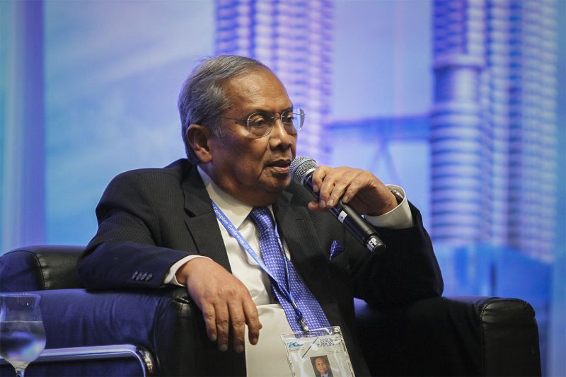 Adenan said Sarawak would stand firm on its decision to adopt English as the second official language in the state as it was the 'language of the world' and Sarawak simply could not be left behind. ― Picture by Yusof Mat Isa