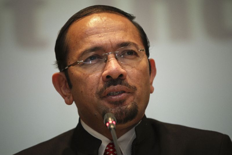 Datuk Seri Mustafar Ali said the Immigration Department 's special team had conducted a nationwide internal audit that led to the discovery of over 100 payment reports with false information. ― Picture by Yusof Mat Isa