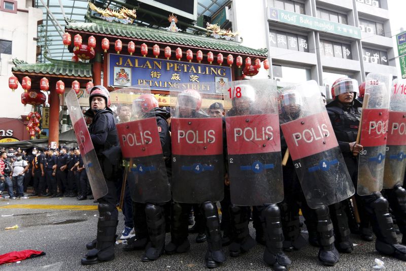 Riot police protect the entrance to Chinatown from u00e2u20acu02dcRed Shirtu00e2u20acu2122 demonstrators during a rally in Kuala Lumpur on September 16, 2015. u00e2u20acu2022 Reuters pic