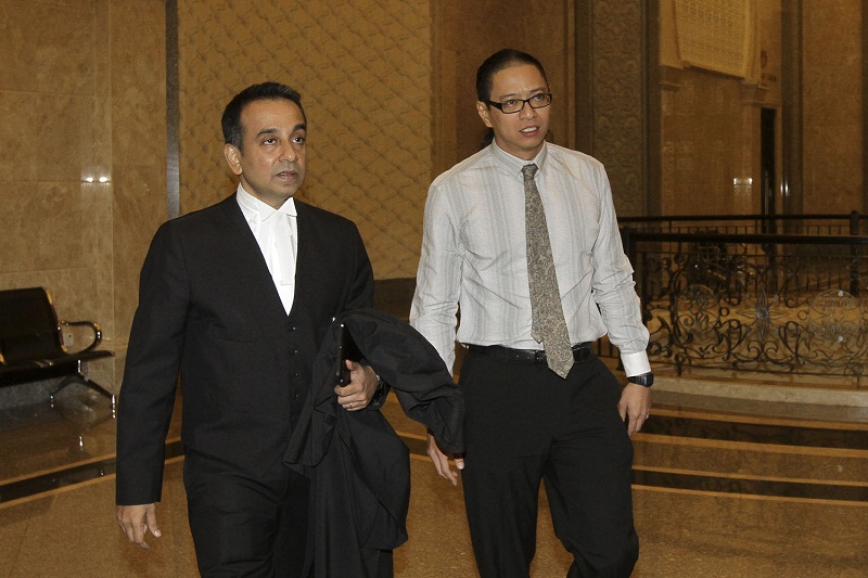 Azmi Sharom arrives at the Federal Court in Putrajaya, October 6, 2015. u00e2u20acu201d Picture by Yusof Mat Isa