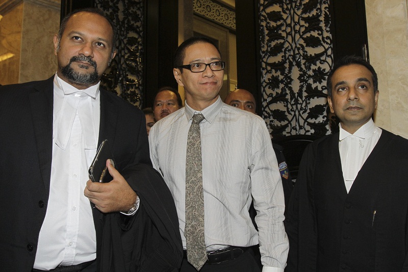 Universiti Malaya law lecturer Dr Azmi Sharom (centre) with his lawyers at the Federal Court in Putrajaya, October 6, 2015. u00e2u20acu201d Picture by Yusof Mat Isa