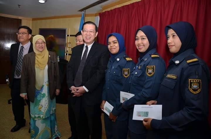 Penang Chief Minister Lim Guan Eng handing over cash awards to three enforcement officers who acted with u00e2u20acu02dccomposureu00e2u20acu2122 during a tyre clamping incident. u00e2u20acu201d Picture courtesy of Penang Kini Facebook page