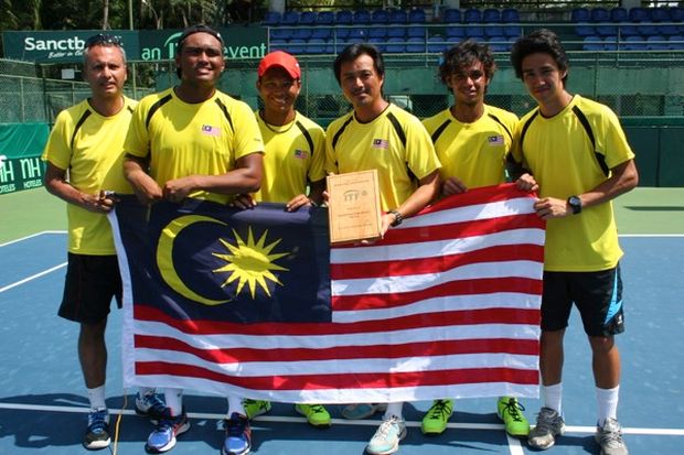 Deen Hesham (centre) is parting ways with the Lawn Tennis Association of Malaysia. u00e2u20acu201d File pic