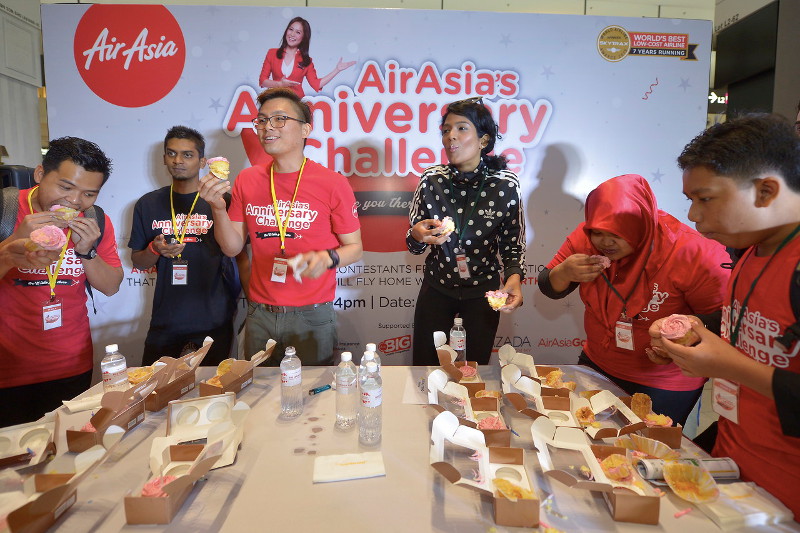 AirAsia Anniversary Challenge participants are challenged to eat cup cakes in celebration of the 14th Anniversary of AirAsia at Kuala Lumpur International Airport 2 (KLIA 2) in Sepang, Jan 9, 2016. u00e2u20acu201d Bernama