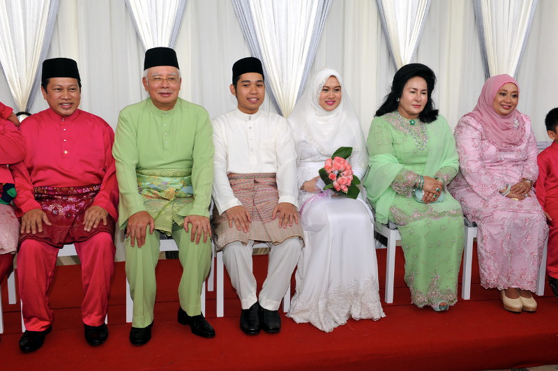 Prime Minister Datuk Seri Najib Razak and his wife Datin Seri Rosmah Mansor attend the wedding of deputy international trade and industry minister Datuk Ahmad Maslan (left) and Datin Noraini Sulaiman (right) on Feb 6, 2016. u00e2u20acu201d Bernama pic
