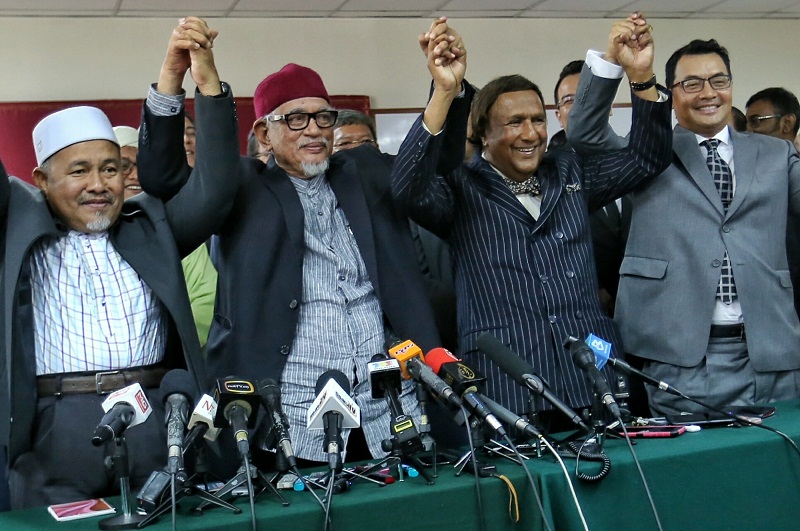 PAS president Datuk Seri Hadi Awang (second from left) and Parti Ikatan Bangsa Malaysia president Tan Sri Kadir Sheikh Fadzil (third from left) during a press conference to announce the new alliance between the two parties, in Kuala Lumpur March 16, 2016.