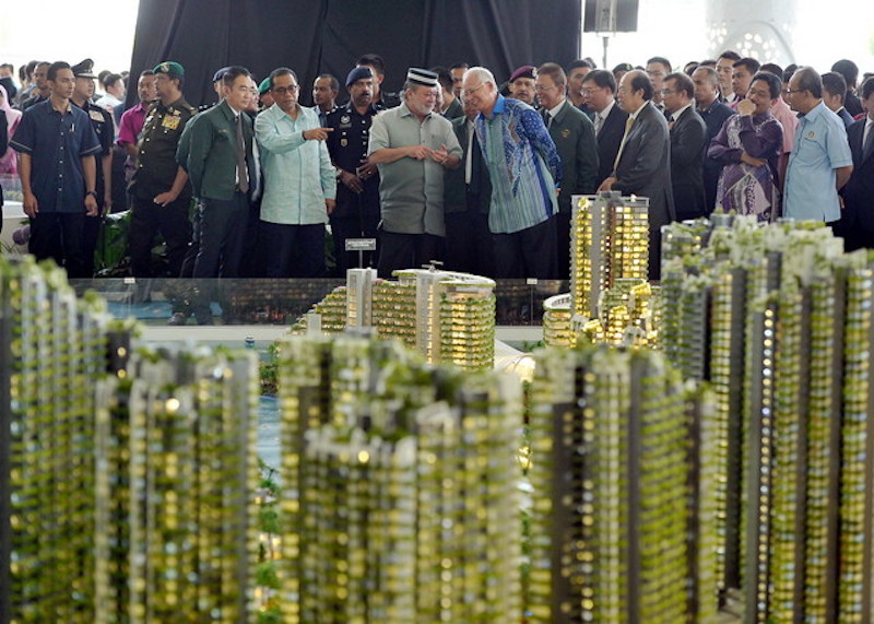 Johor Sultan Ibrahim Sultan Iskandar is accompanied by Prime Minister Datuk Seri Najib Razak, Johor Mentri Besar Datuk Seri Mohamed Khaled and Country Garden Holdings chairman, Yeung Kwok Keung, as he looks at a model of the Forest City project in Iskanda